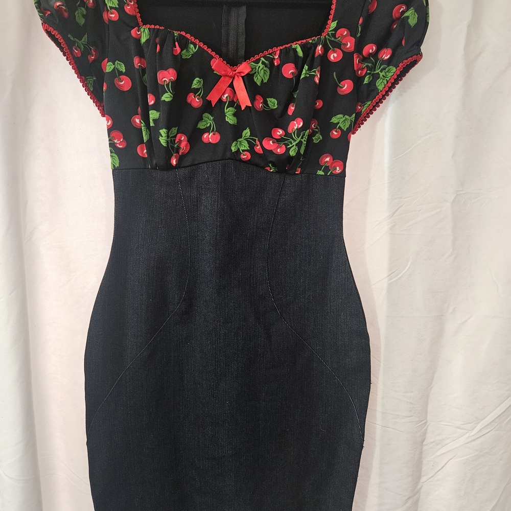 SM/MD Pinup Couture Black and Red Sheath Dress Sweetheart Neckline
